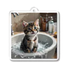 森の雑貨屋の洗面器で遊んでいる子猫 Acrylic Key Chain