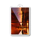 taka_1026のショーウインドーに映った夕焼け空 Acrylic Key Chain