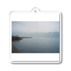 Esseの雨の日の海と白い灯台 Acrylic Key Chain