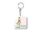 Kura88の海岸を歩く女性 Acrylic Key Chain