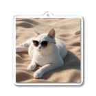 ryusky_333のビーチで波の音を聴きながらサングラスをかけた猫 アクリルキーホルダー