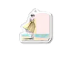 Kura88の海岸を歩く女性 Acrylic Key Chain