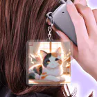 黒猫のluna　SUZURI支店のリビングでくつろぐ三毛猫(AI) Acrylic Key Chain