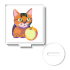 猫、かわいい系ショップのリンゴを見つめる可愛い猫 Acrylic Stand