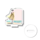 Kura88の海岸を歩く女性 Acrylic Stand