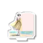 Kura88の海岸を歩く女性 Acrylic Stand