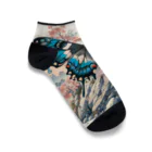 momonekokoの岩場の上で華やかに舞う蝶と咲き誇る花々 Ankle Socks