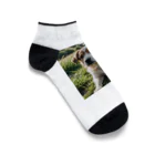 kokin0の草むらで斜めを見つめる犬 dog looking for the anywhere Ankle Socks