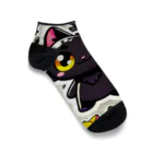 hiiro_catの魅惑の黒猫が、カラフルな背景と調和してかわいさを放つシーン Ankle Socks