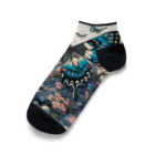 momonekokoの岩場の上で華やかに舞う蝶と咲き誇る花々 Ankle Socks