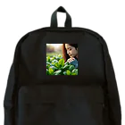 大地の宝物の畑のほうれん草に感動するお姉さん Backpack