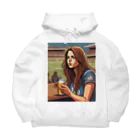 ワンダーワールド・ワンストップのアメリカ人女性がビール方野外で② Big Hoodie