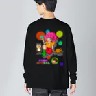 Siderunの館 B2の【バックプリント】おてんば魔女のポメラちゃん Big Long Sleeve T-Shirt