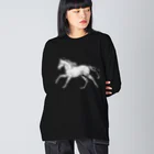 馬の絵の画家　斉藤いつみの走る馬シャツ 루즈핏 롱 슬리브 티셔츠