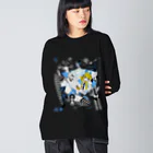 loveclonesのWEARHOUSE 家を着る少女とウサギ人形のマッドポップ Big Long Sleeve T-Shirt