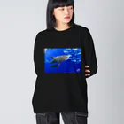 古見きゅう/ and 9 films オンラインショップ のシルキーシャーク Big Long Sleeve T-Shirt