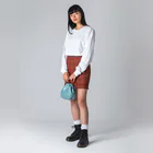 トシゾーのSUZURIのとこのヒゲHIGE（白抜き） ビッグシルエットロングスリーブTシャツの女性全身着用イメージ