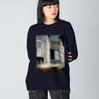 ハラシバキ商店の心霊写真(窓の女) ビッグシルエットロングスリーブTシャツ
