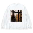 shell_hutの窓から覗く荒廃した建物が立ち並ぶ無人の通り Big Long Sleeve T-Shirt