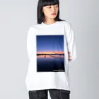 LaChicaのSunset Beach with Surfer ビッグシルエットロングスリーブTシャツ