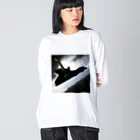 dolphineの空中に浮いてる巨大ギター Big Long Sleeve T-Shirt