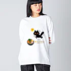 MirofuruDesignのラーメンが大好きな黒猫がラーメンを見つけて驚いている Big Long Sleeve T-Shirt