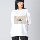 ふぉとの自分の影を見つめる鳩 ビッグシルエットロングスリーブTシャツ