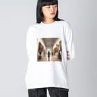 こにこの美術館を歩く女の子 Big Long Sleeve T-Shirt