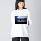 ののちゃんのフォトプリントショップの海夕方カップル ビッグシルエットロングスリーブTシャツ