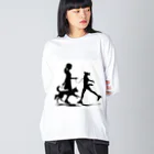 AI間違い探しの犬を散歩する女の子のシルエット Big Long Sleeve T-Shirt