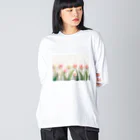 Leomatsuraのピンクと白のチューリップ ビッグシルエットロングスリーブTシャツ