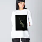 クマバチゴルフ倶楽部のガラス向こうにヤモリ Big Long Sleeve T-Shirt