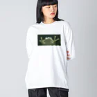 クマバチゴルフ倶楽部のガラス向こうにカエル Big Long Sleeve T-Shirt