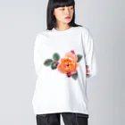 コマタヒチの【ロマン】蕾と葉のついたオレンジピンクの薔薇 ビッグシルエットロングスリーブTシャツ