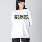 BEACSのBEACS　ロゴ1（パグ） ビッグシルエットロングスリーブTシャツ