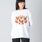 SANKAKU DESIGN STOREのお花の似合う小さい犬たち。 ビッグシルエットロングスリーブTシャツ