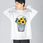 Fred HorstmanのWatering bucket and sunflowers  じょうろ と ひまわり ビッグシルエットロングスリーブTシャツ