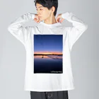 LaChicaのSunset Beach with Surfer ビッグシルエットロングスリーブTシャツ