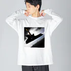 dolphineの空中に浮いてる巨大ギター Big Long Sleeve T-Shirt