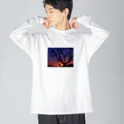 zzmatsudaの夕焼けと柿の木のトワイライト ビッグシルエットロングスリーブTシャツ