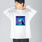 ニャーちゃんショップのサイバー都市でホログラフィックな街並みを楽しむネコ Big Long Sleeve T-Shirt