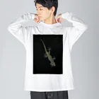 クマバチゴルフ倶楽部のガラス向こうにヤモリ Big Long Sleeve T-Shirt