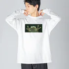 クマバチゴルフ倶楽部のガラス向こうにカエル Big Long Sleeve T-Shirt