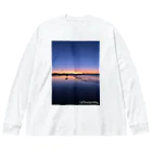 LaChicaのSunset Beach with Surfer ビッグシルエットロングスリーブTシャツ