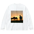 宇宙開発デザイン科の夕陽の中の馬 Big Long Sleeve T-Shirt