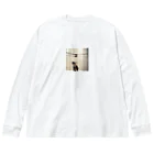 SaltyCookie Design Worksのハンガーにぶら下がっているネコ[カラー] Big Long Sleeve T-Shirt