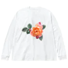コマタヒチの【ロマン】蕾と葉のついたオレンジピンクの薔薇 ビッグシルエットロングスリーブTシャツ