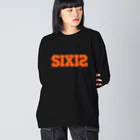 SIXISのSIXIS ORANGE LOGO. ビッグシルエットロングスリーブTシャツ