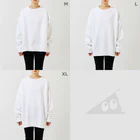 emptyeyesの中央白ロゴ🥚🥚 Big Crew Neck Sweatshirt :model wear (woman)