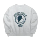 I.R.M.G.のボーダーコリー カレッジ風ロゴ Big Crew Neck Sweatshirt